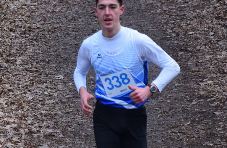 Felix Schubert läuft auf Platz 4 bei der Bremer Winterlaufserie