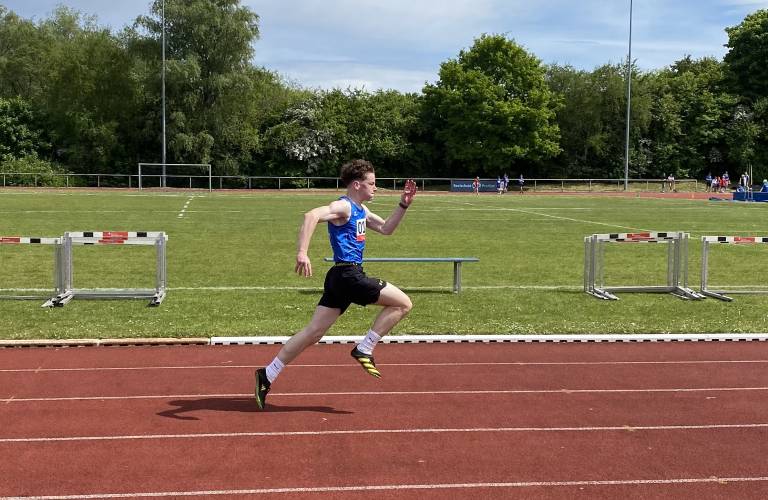 Bahneröffnung in Verden; Felix Asendorf läuft 100 m erstmals unter 12 sec.